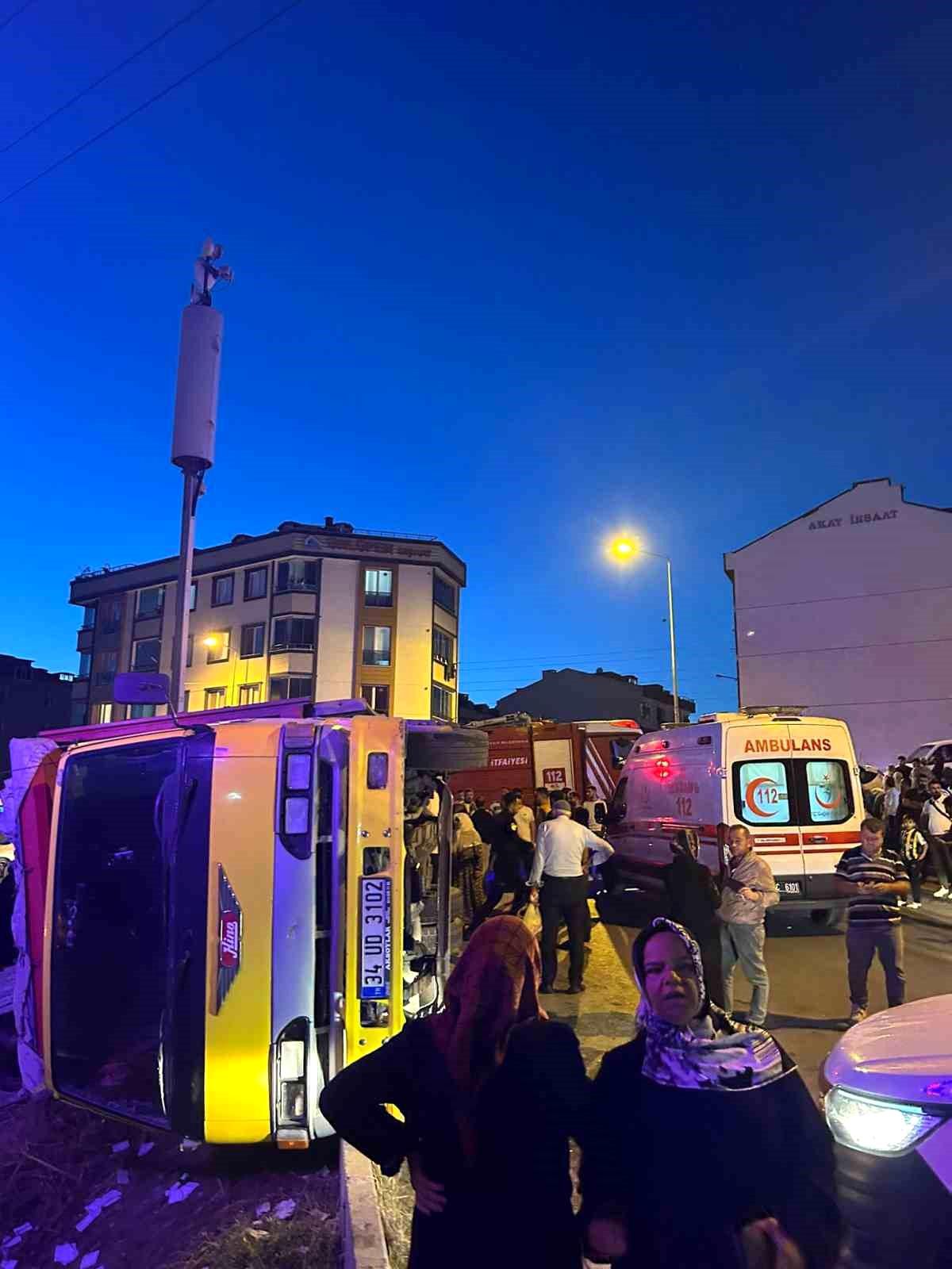 Başakşehir\'de Kamyonet Devrildi, 3 Çocuk Yaralandı