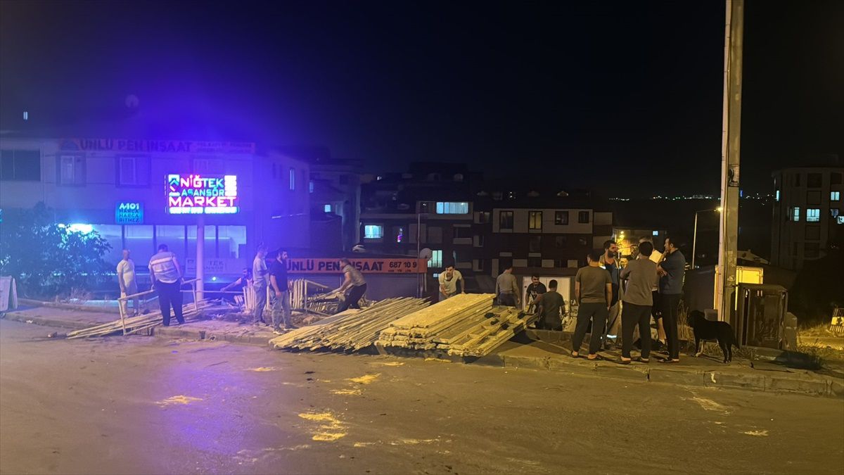 Başakşehir\'de Kamyon Devrildi, 3 Çocuk Yaralandı