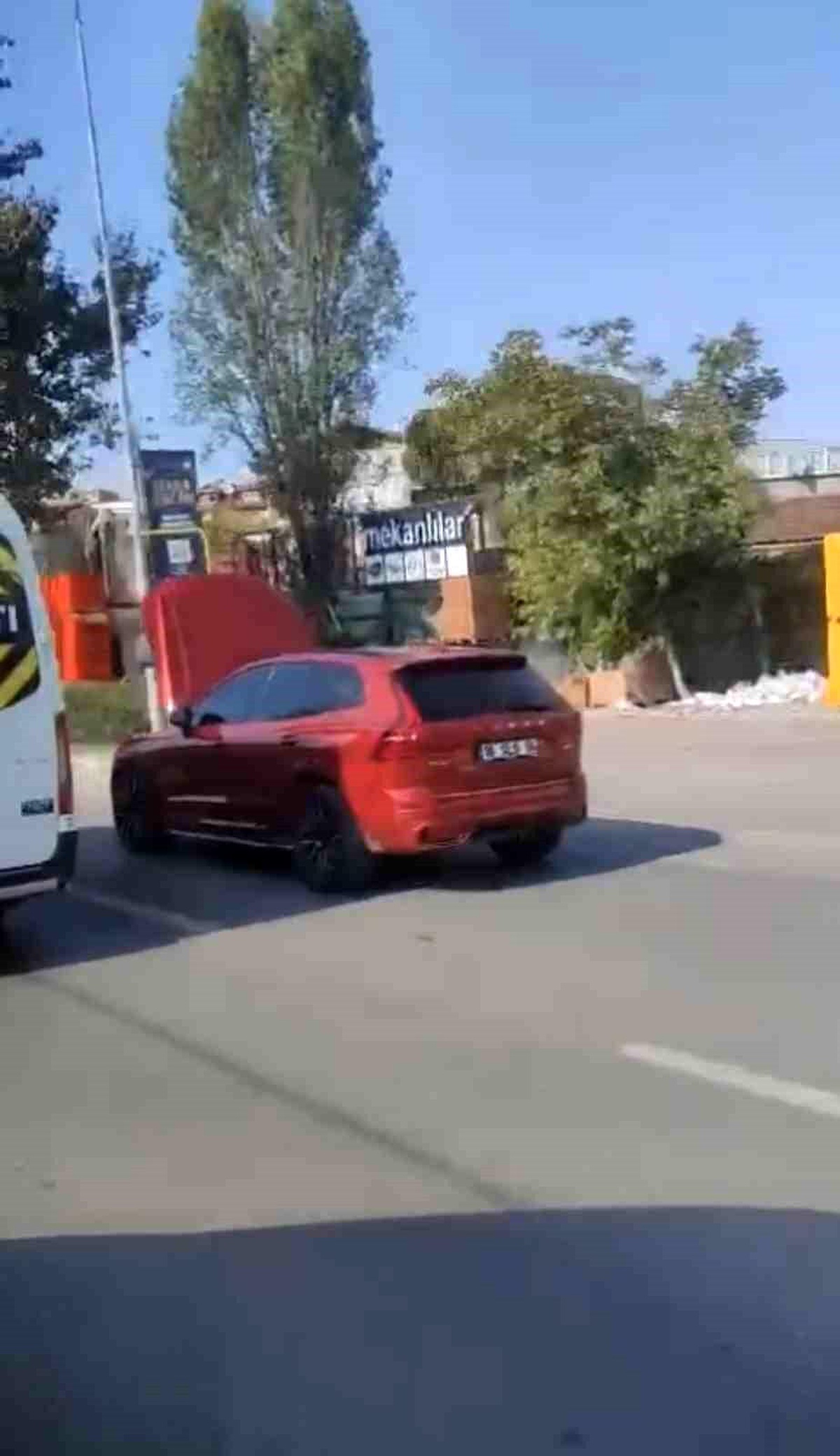 Bursa\'da Kaputu Açık Araç Tehlike Yarattı