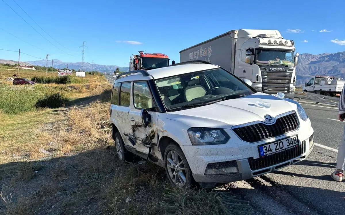 Erzincan\'da Trafik Kazası: 3 Yaralı