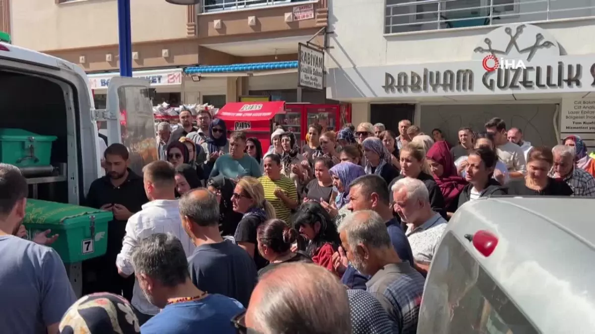 Boşanma Aşamasındaki Eşi Tarafından Öldürülen Kadının Cenazesi Duygusal Anlarla Uğurlandı