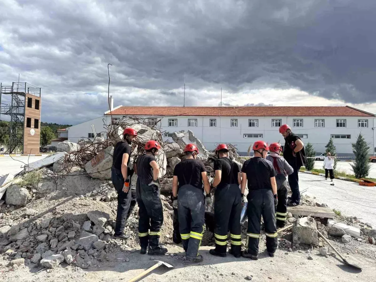 Çorum\'da Arama Kurtarma Ekibi Gerçeği Aratmayacak Tatbikat Gerçekleştirdi