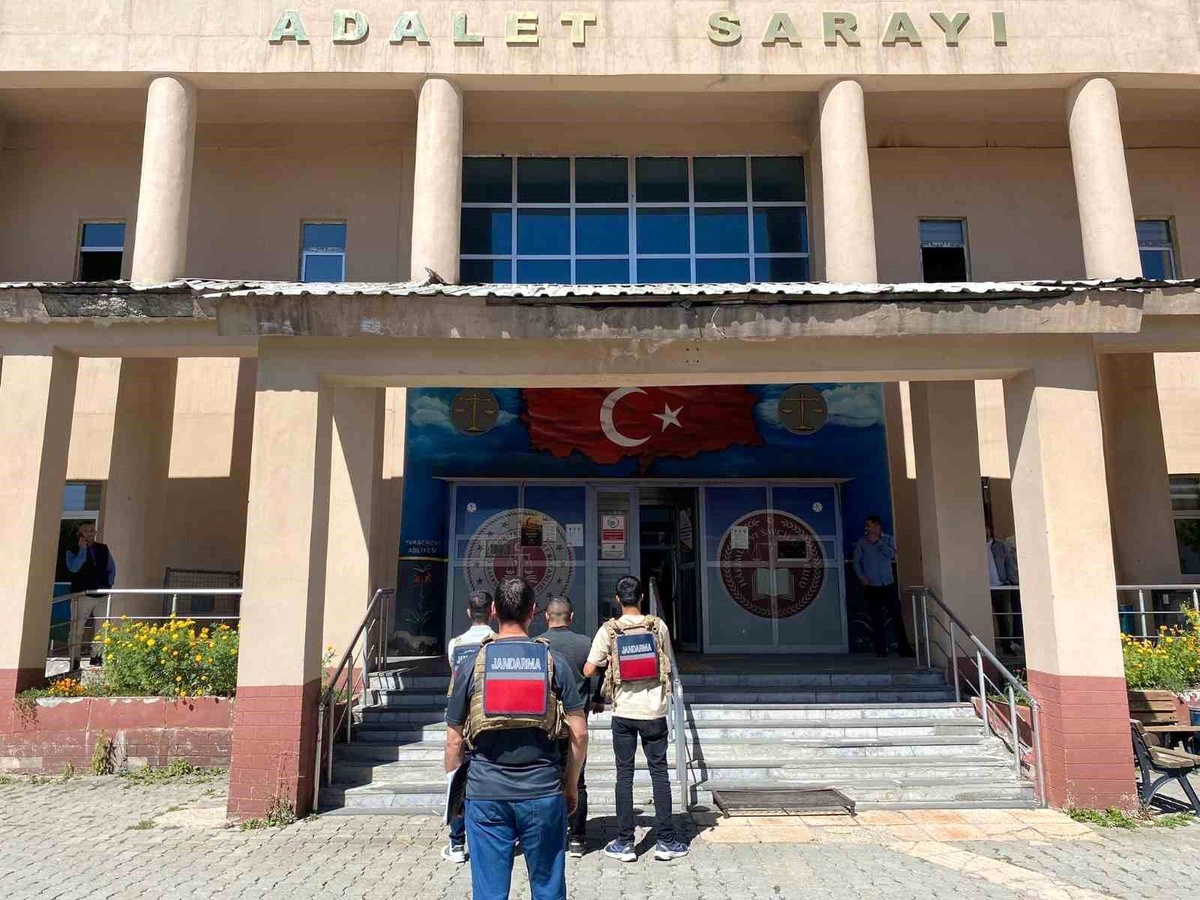 Hakkari\'de İki Uyuşturucu Kaçakçısı Yakalandı