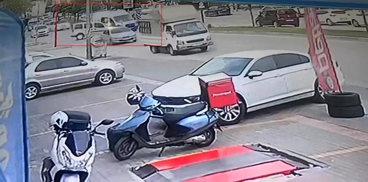 Bursa\'da Ambulansla Otomobil Kafa Kafaya Çarpıştı