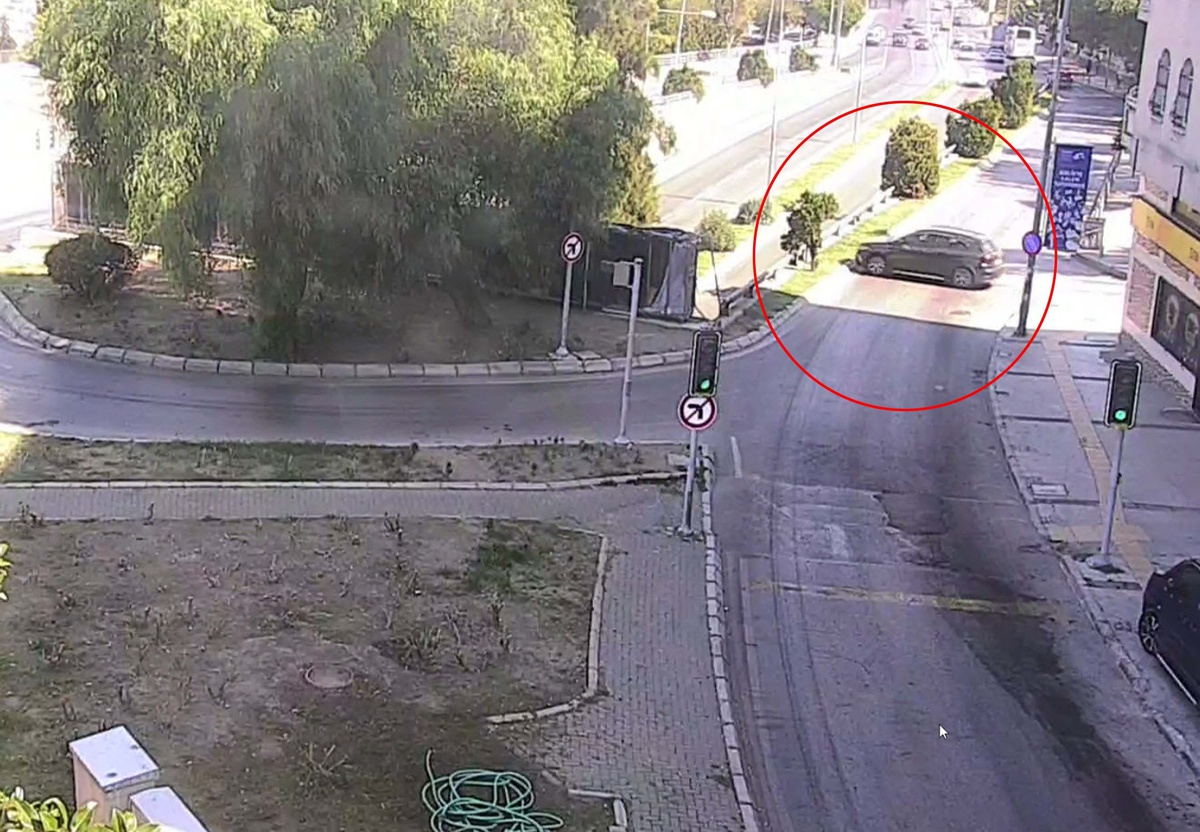 İzmir\'de Köprüye Düşen Otomobilin Kazası