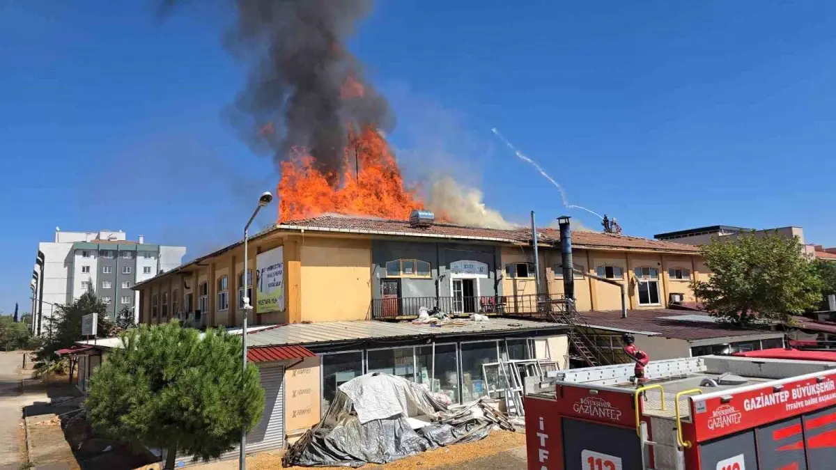 Gaziantep\'te İş Merkezinde Yangın: Çatı Çöktü