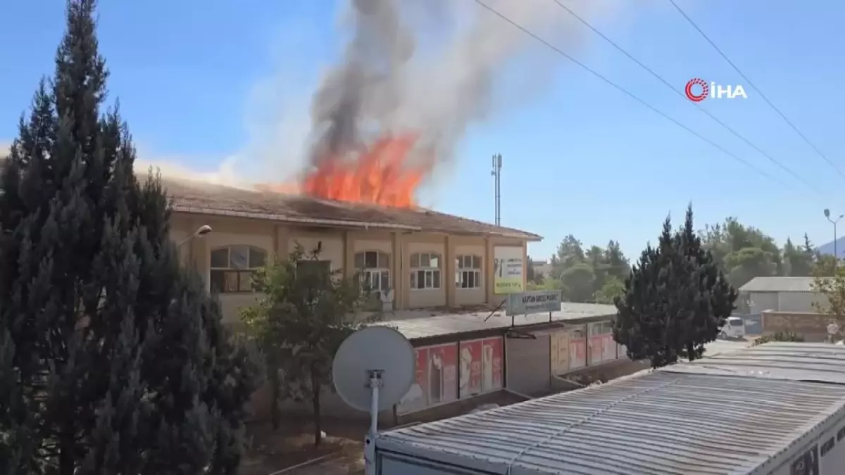 Gaziantep\'te İş Merkezinin Çatısı Alev Alev Yandı