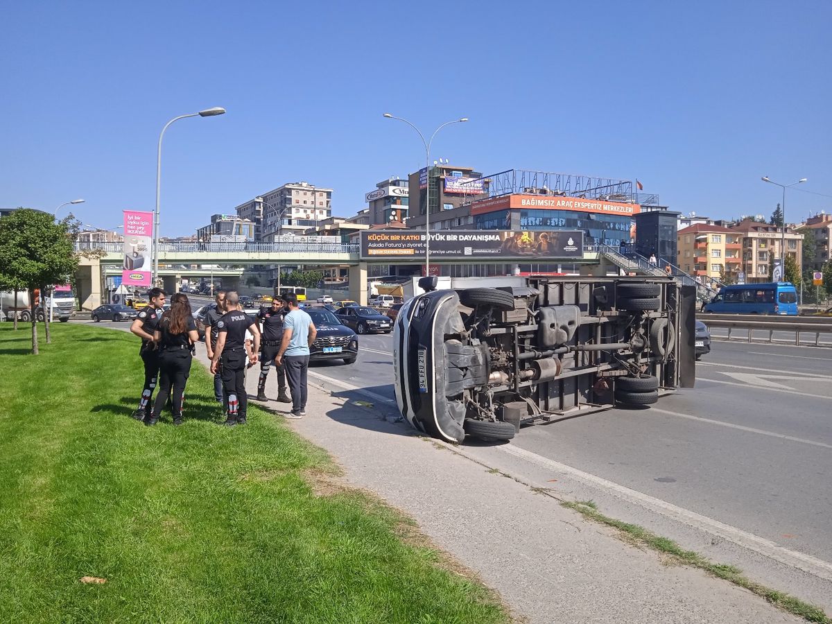 Üsküdar\'da Eşya Yüklü Kamyonet Devrildi