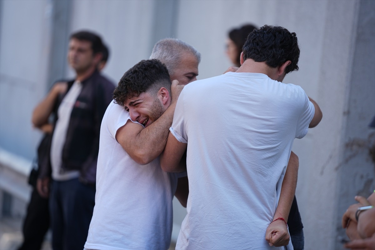İzmir\'de Alt Geçide Düşen Araçta 3 Ölü