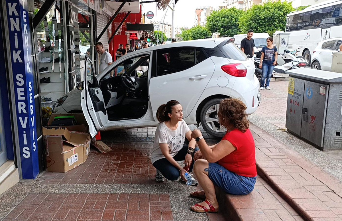 Manavgat\'ta Kaza: Araç Mağaza Vitrinine Çarptı