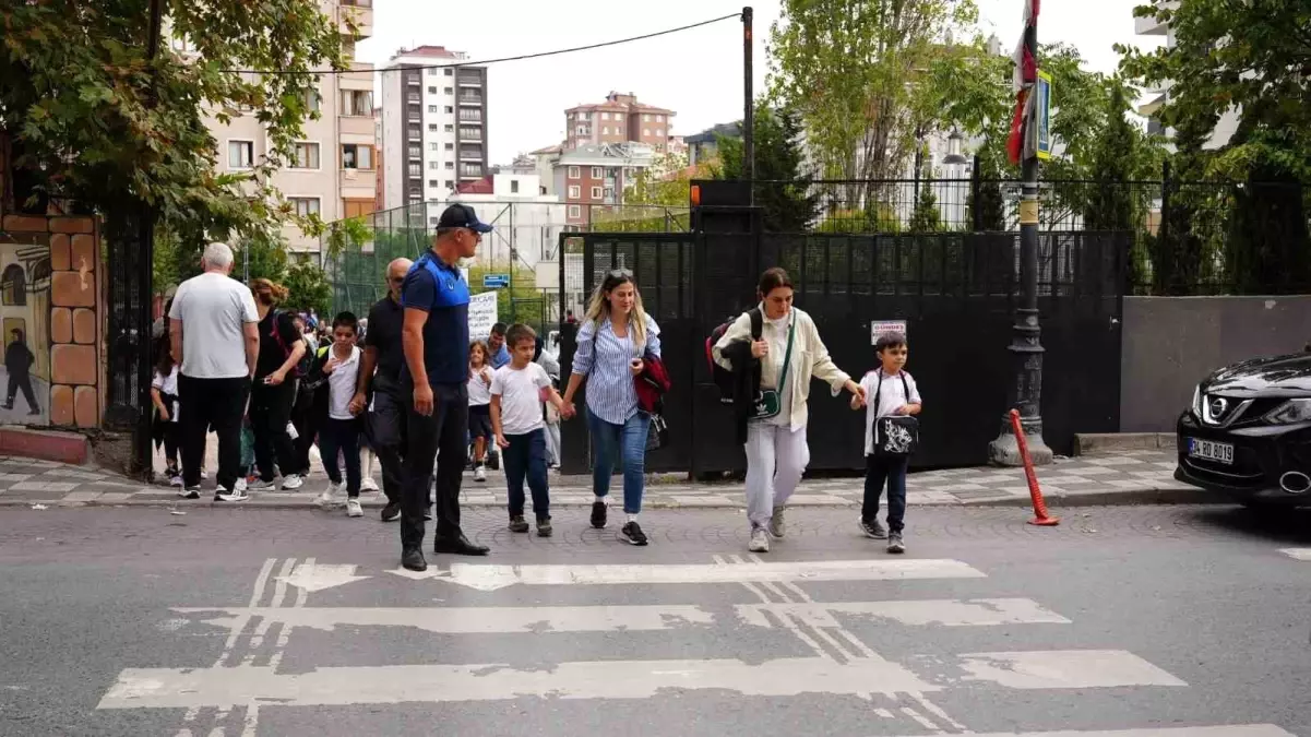 Maltepe\'de Okul Önlerinde Zabıta Uygulaması 2024-2025 Eğitim Yılına Devam Ediyor