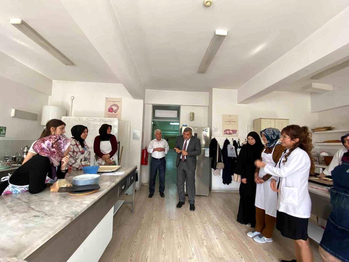 Müdür Sünnetci Halk Eğitim\'i Ziyaret Etti