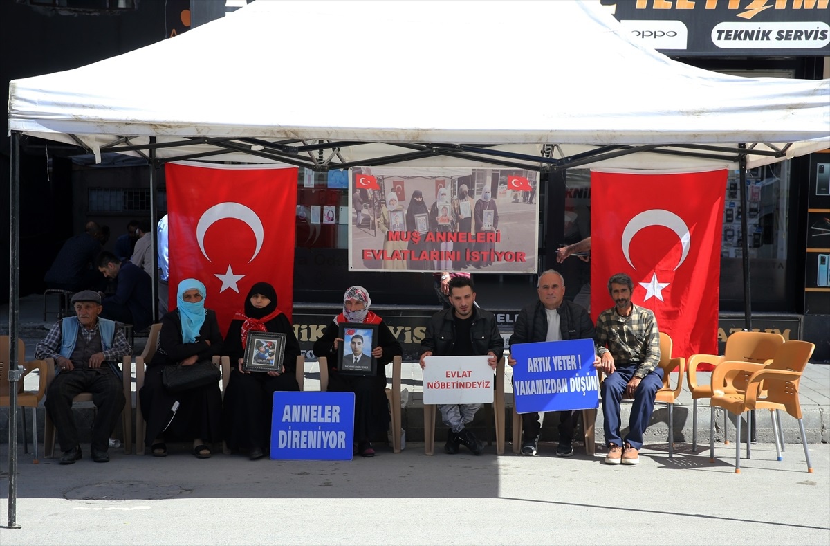 Evlat Nöbeti: Aileler DEM Parti Önünde Eylemde