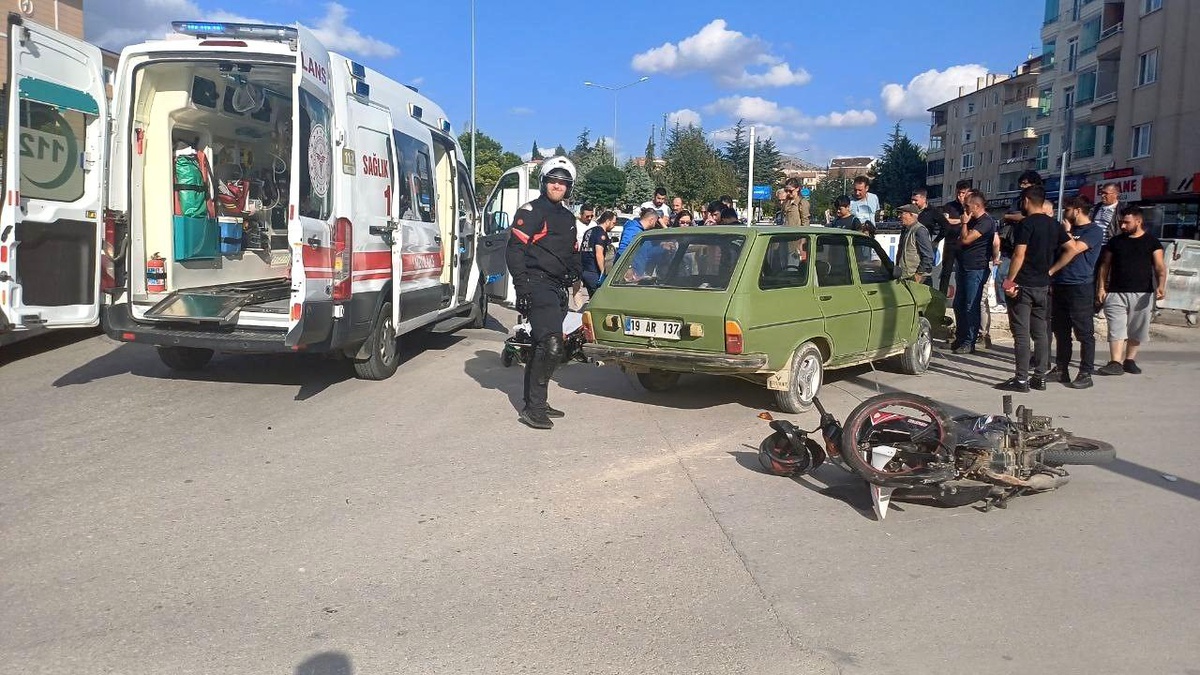 Çorum\'da Otomobil ve Motosiklet Çarpıştı