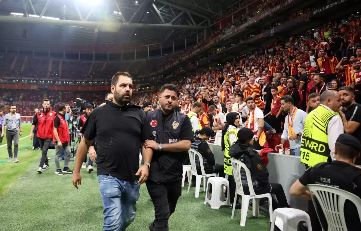 Galatasaray - PAOK Maçında Gerginlik