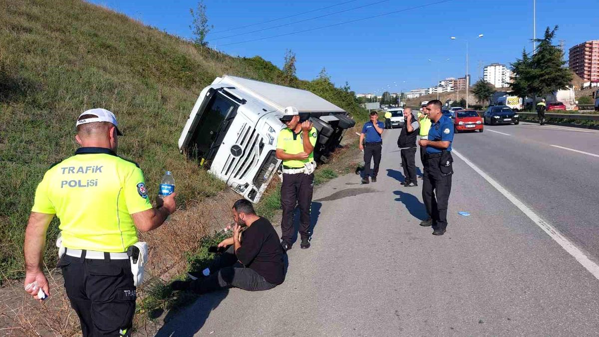 Samsun\'da Tır Kazasında Sürücüye Destek
