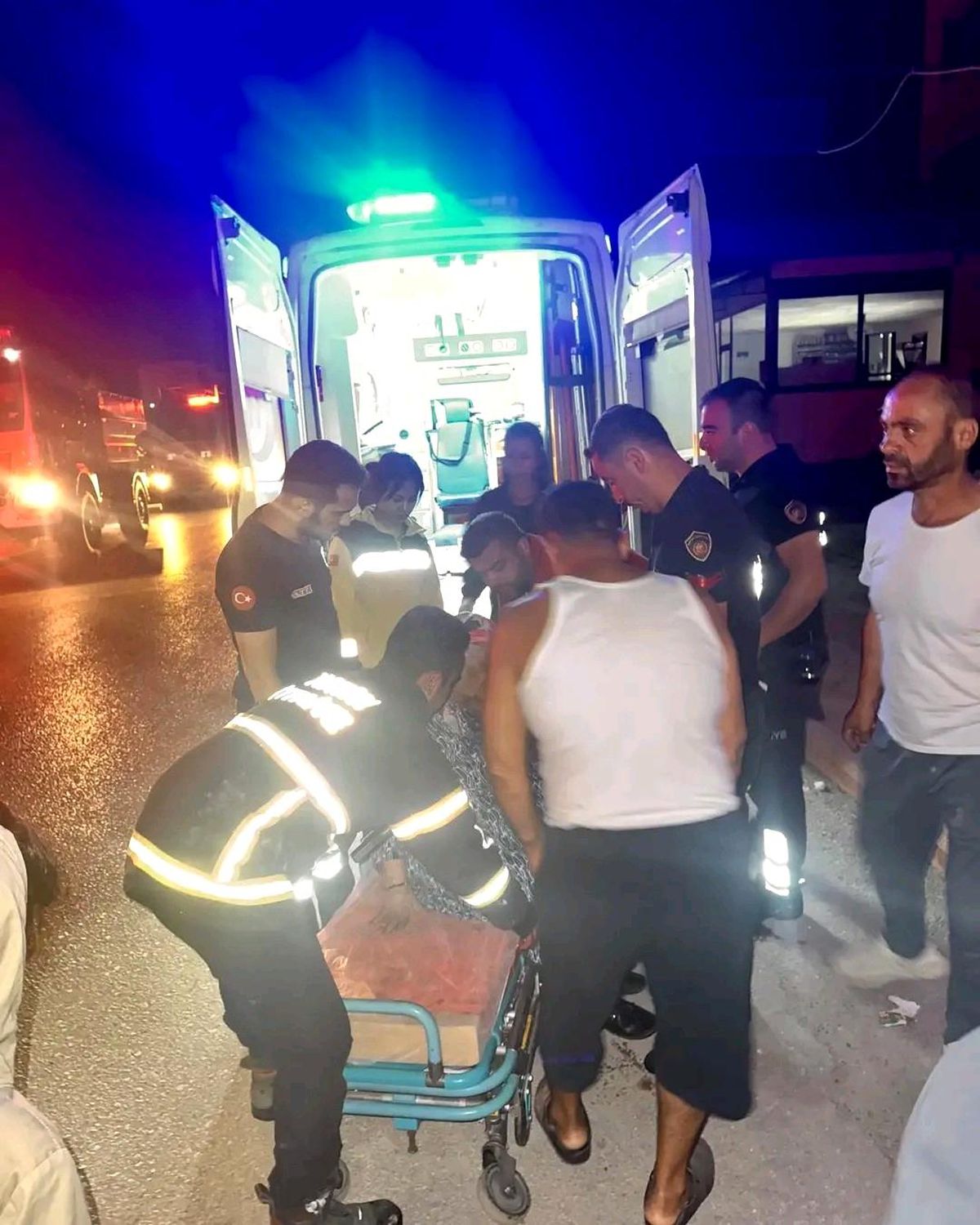 Antakya\'da Yangın: Mahsur Kalan Vatandaş Kurtarıldı