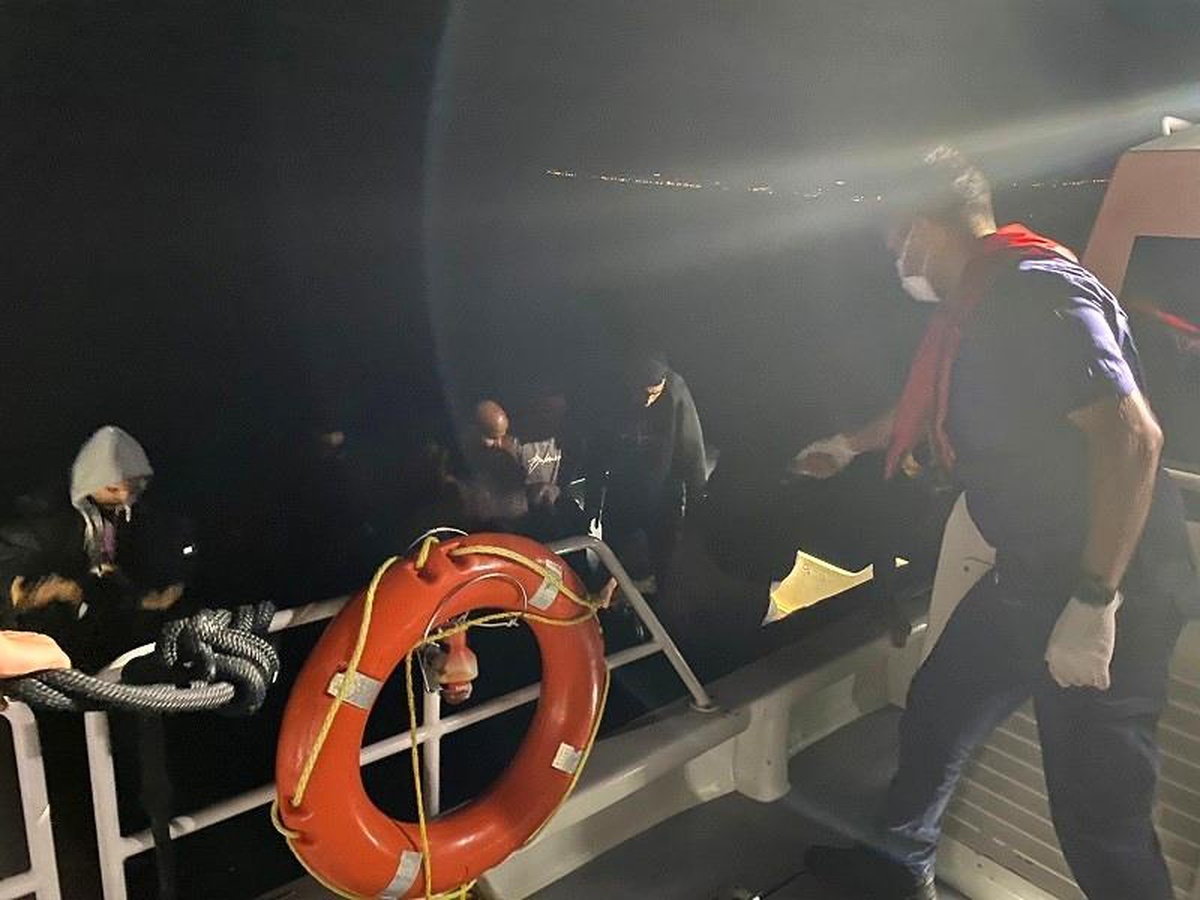 Ayvacık\'ta 21 Kaçak Göçmen Kurtarıldı