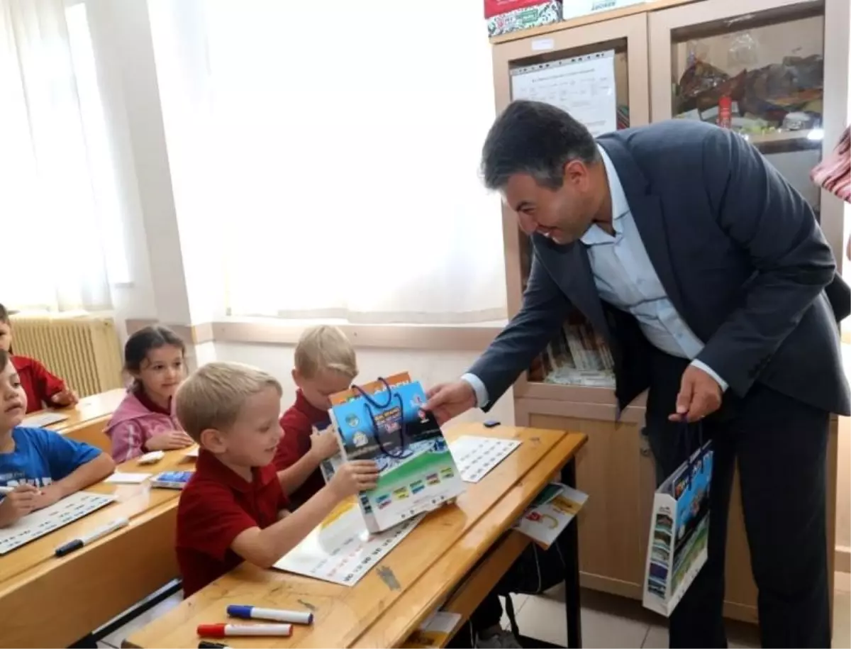 Gediz Belediye Başkanı, İlkokul 1. Sınıf Öğrencilerine Hediyeler Dağıttı