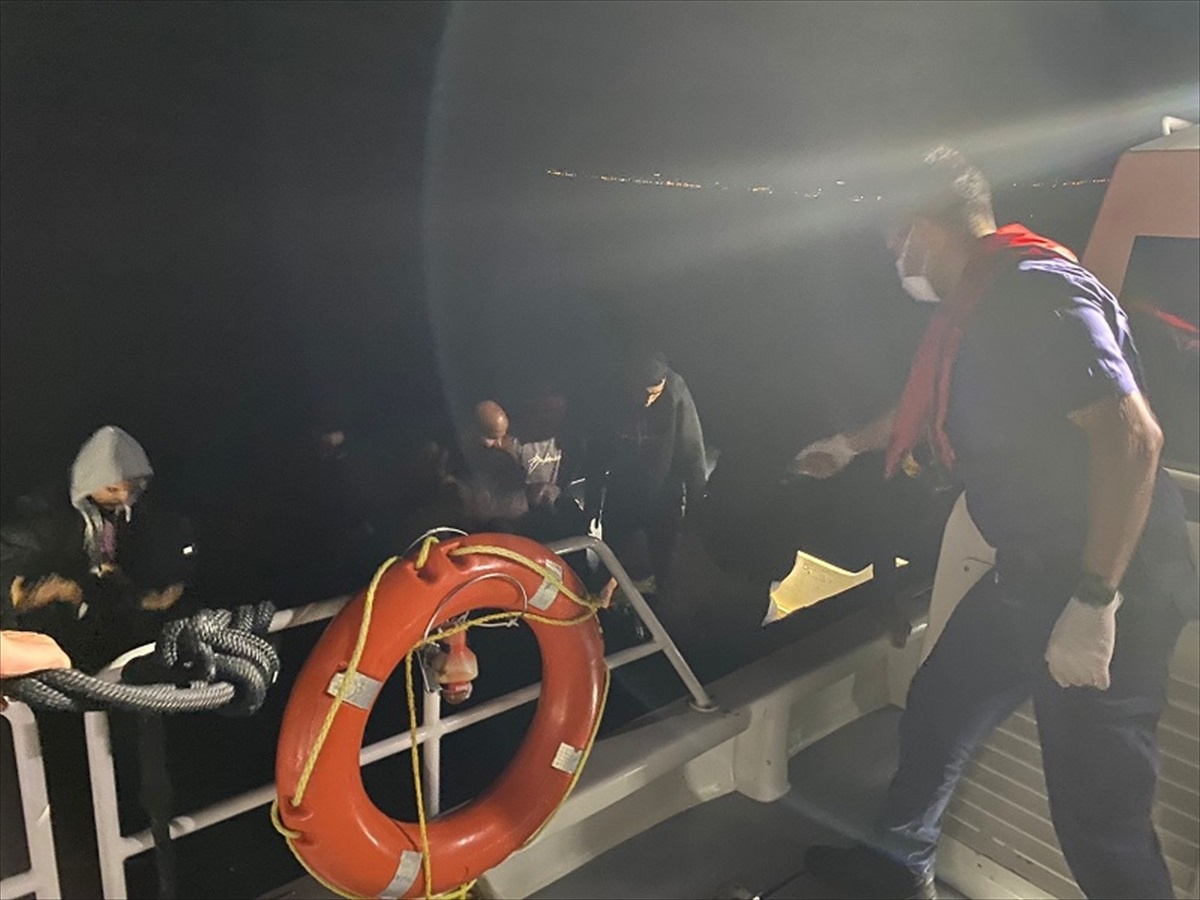 21 Düzensiz Göçmen Kurtarıldı