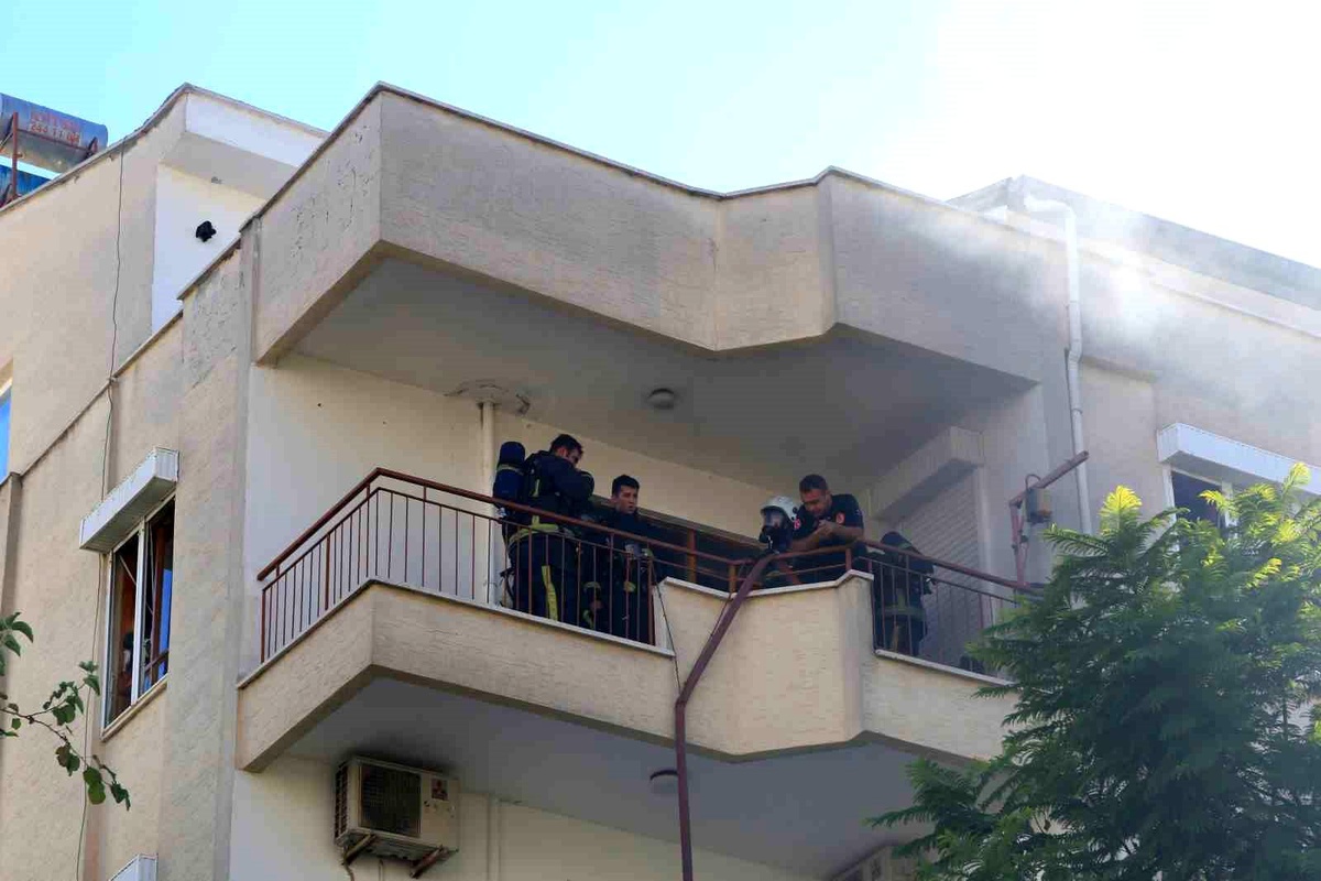 Antalya\'da Apartmanda Yangın Paniği