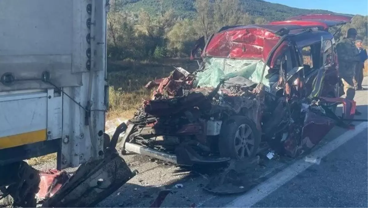 Erzincan\'da trafik kazası: 3 ölü, 2 yaralı