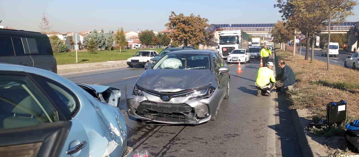 Eskişehir\'de 3 Araçlı Trafik Kazası