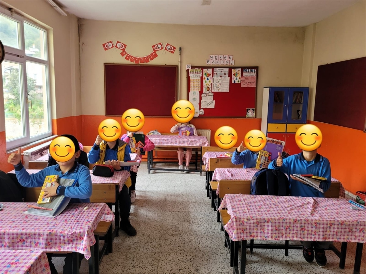 Espiye\'de İhtiyaç Sahibi Öğrencilere Kırtasiye Yardımı