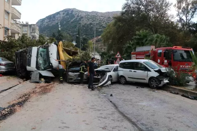 Freni patlayan hafriyat kamyonu 9 aracı kağıt gibi ezdi