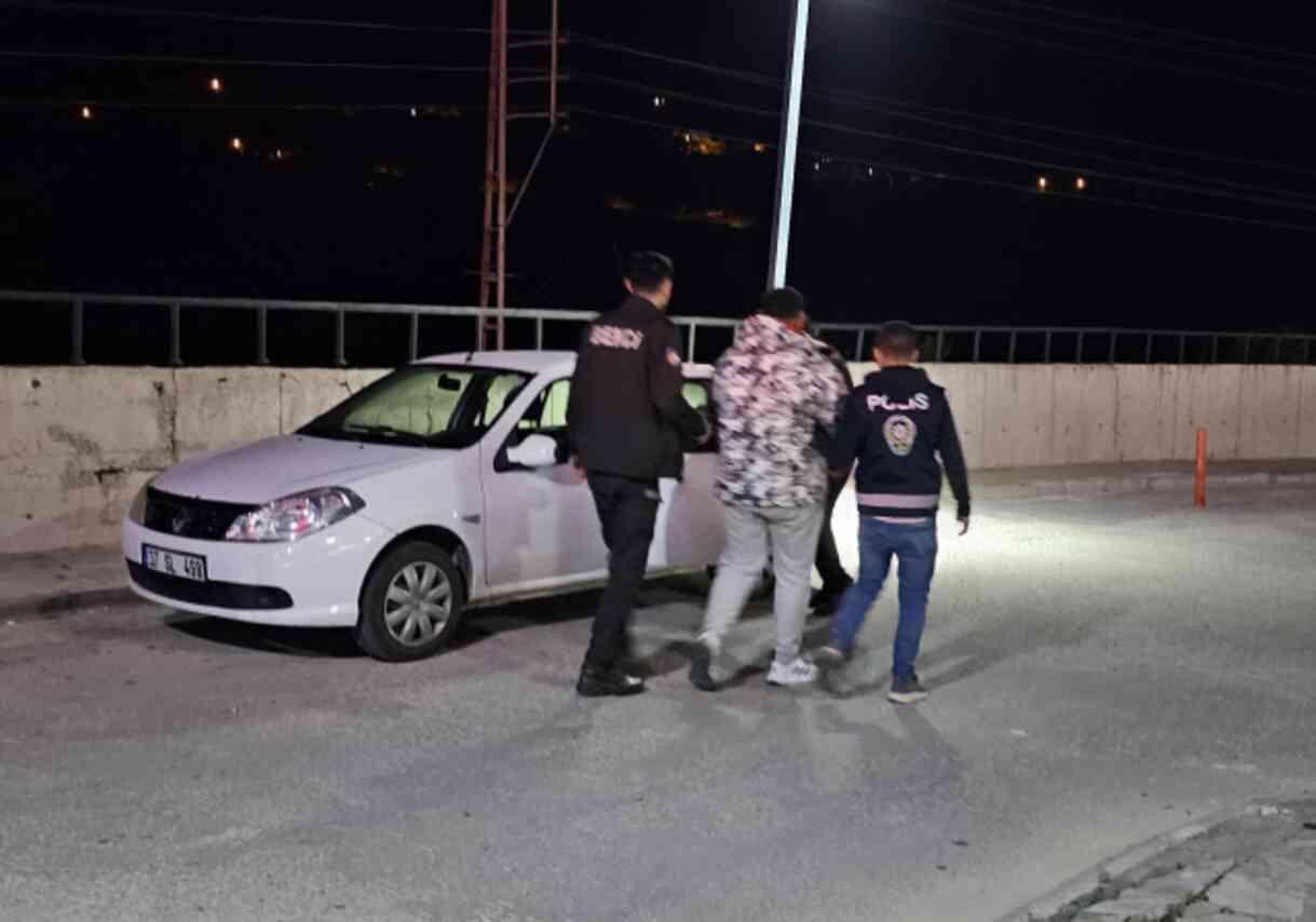 İhbar üzerine olay yerine giden polise silah çekip 'Sen yazdım' diyerek tehdit ettiler