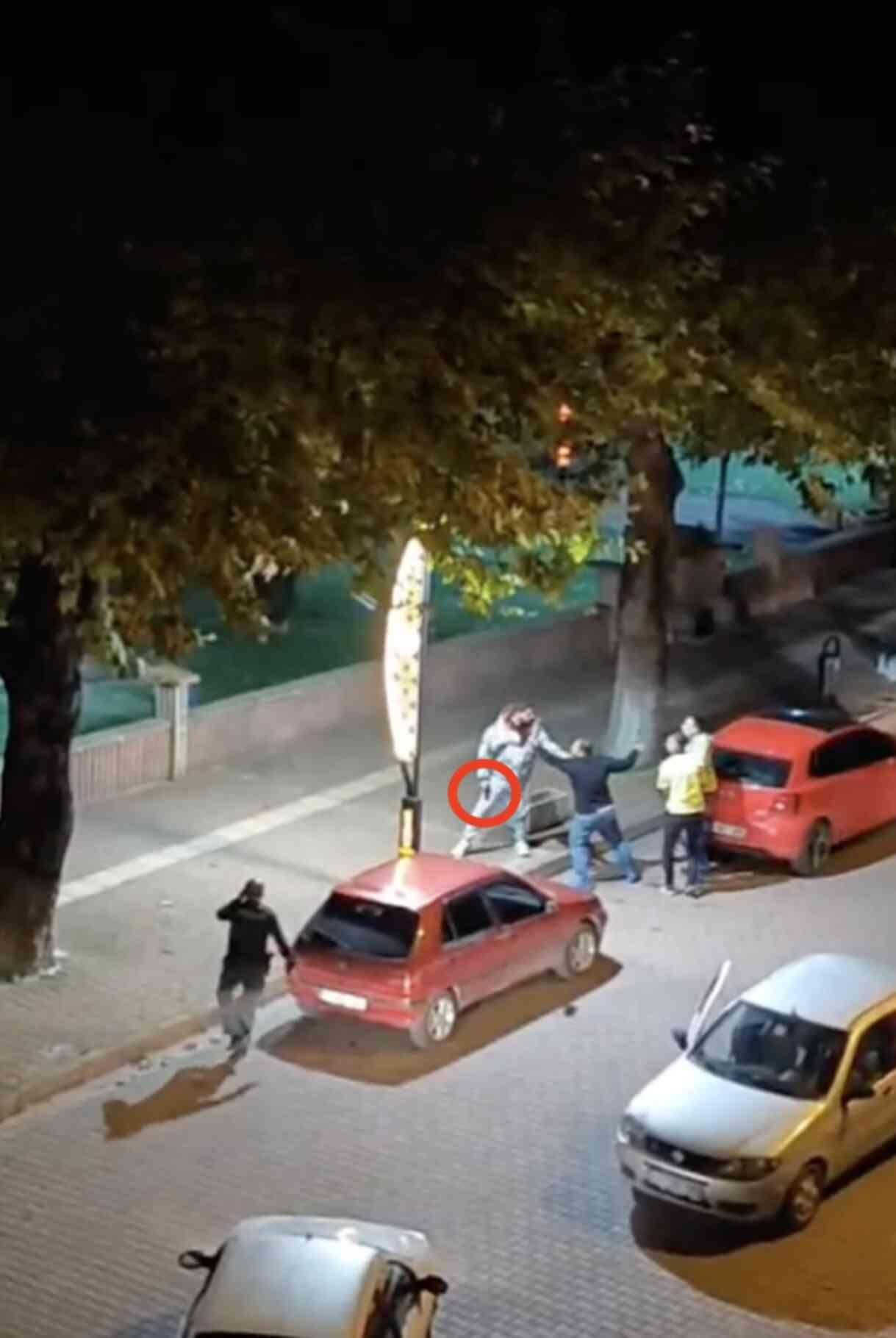 İhbar üzerine olay yerine giden polise silah çekip 'Sen yazdım' diyerek tehdit ettiler