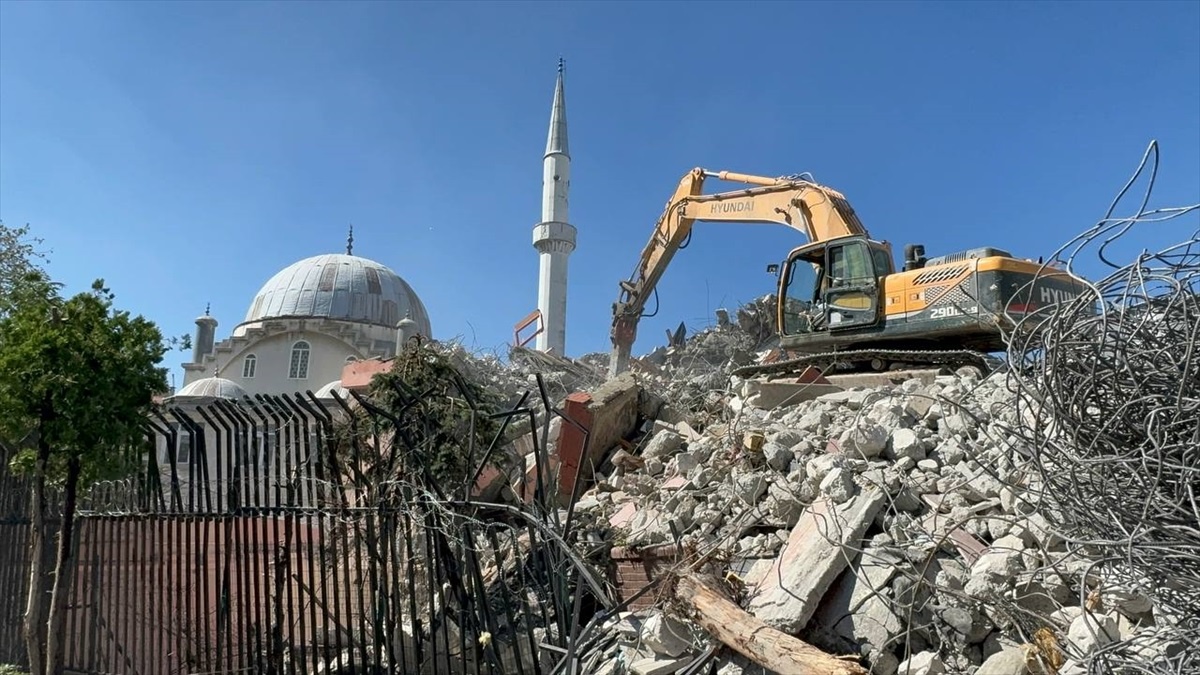 Kadıköy\'de Yıkım Sırasında Bina Kısmen Çöktü