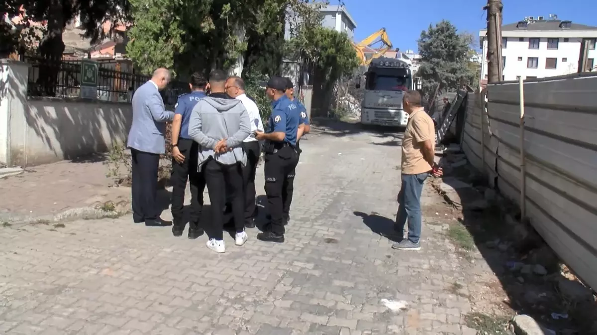 Kadıköy\'de Yıkım, Camiye Zarar Verdi