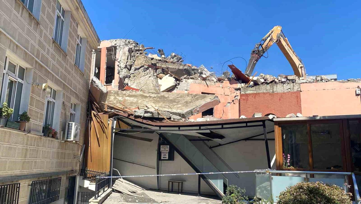 Kadıköy\'de Yıkımda Cami Duvarına Göçük