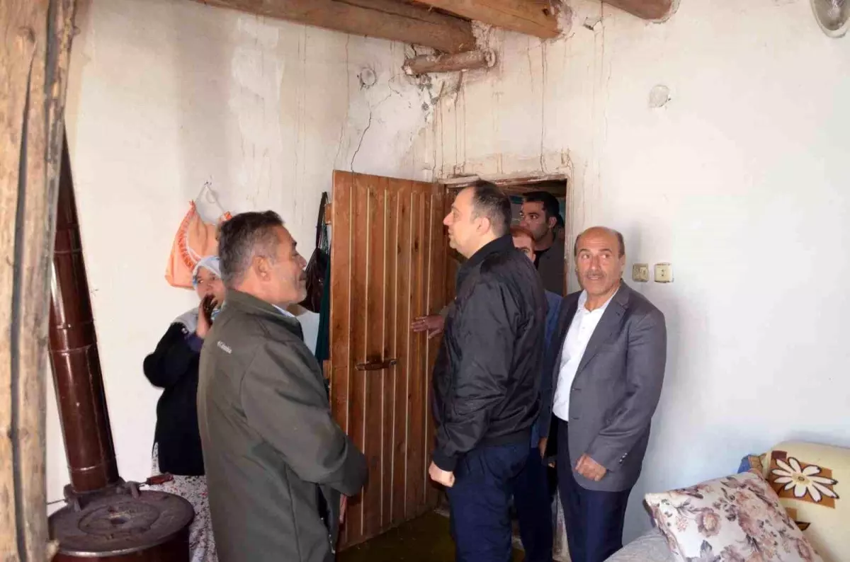 Tatvan Kaymakamı Deprem Bölgesini Ziyaret Etti