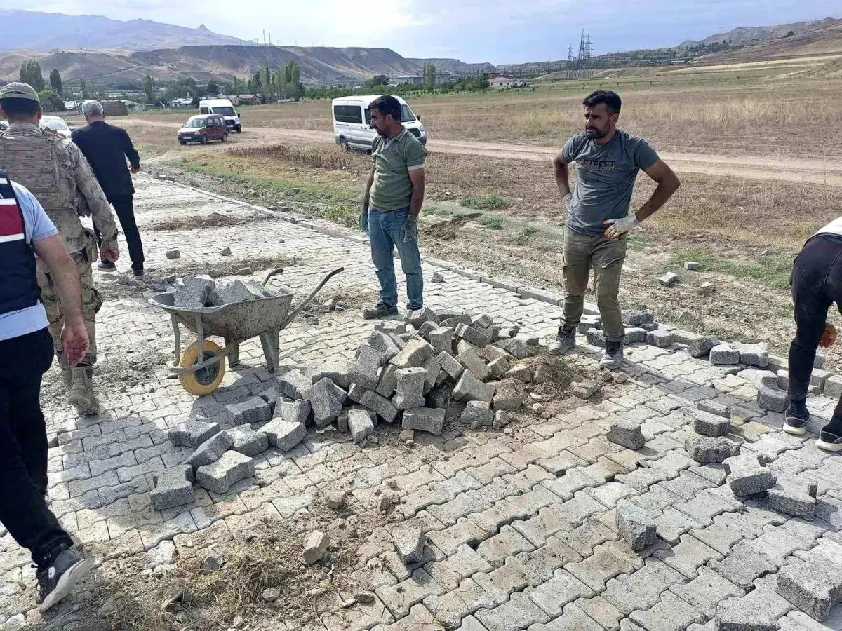 Kağızman\'da Köy Yolları Kilit Parke ile Yenileniyor