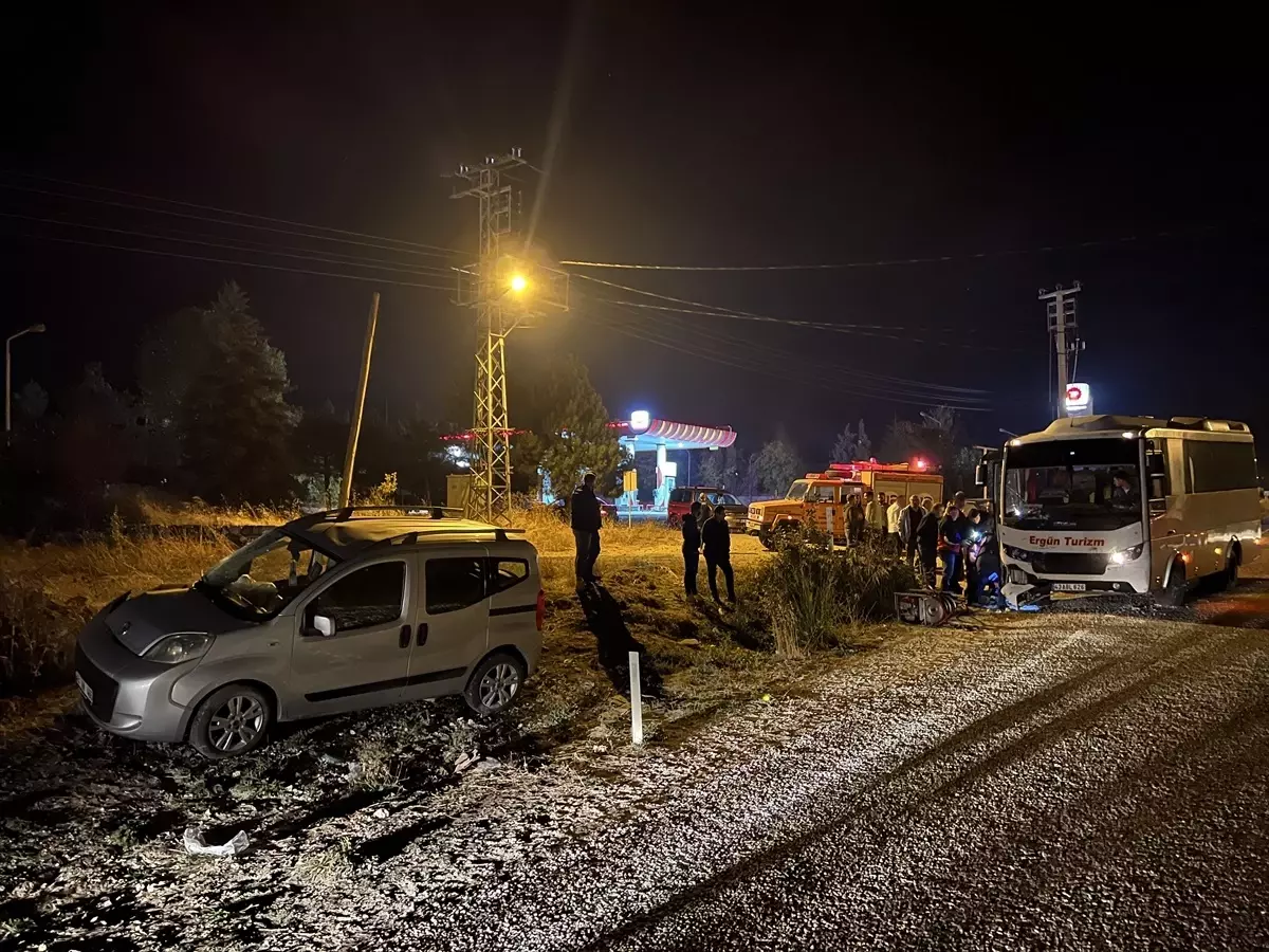 Domaniç\'te Trafik Kazası: 10 Yaralı