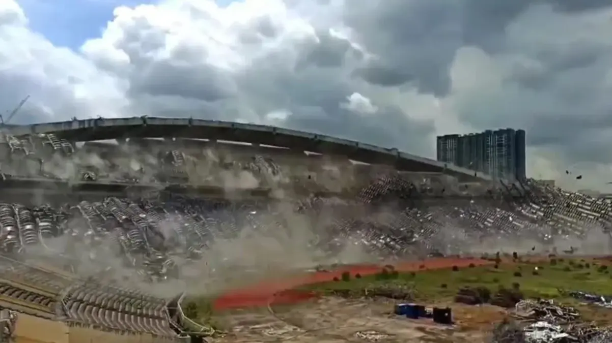 Malezya\'nın tarihi Shah Alam stadyumu saniyeler içinde yerle bir edildi