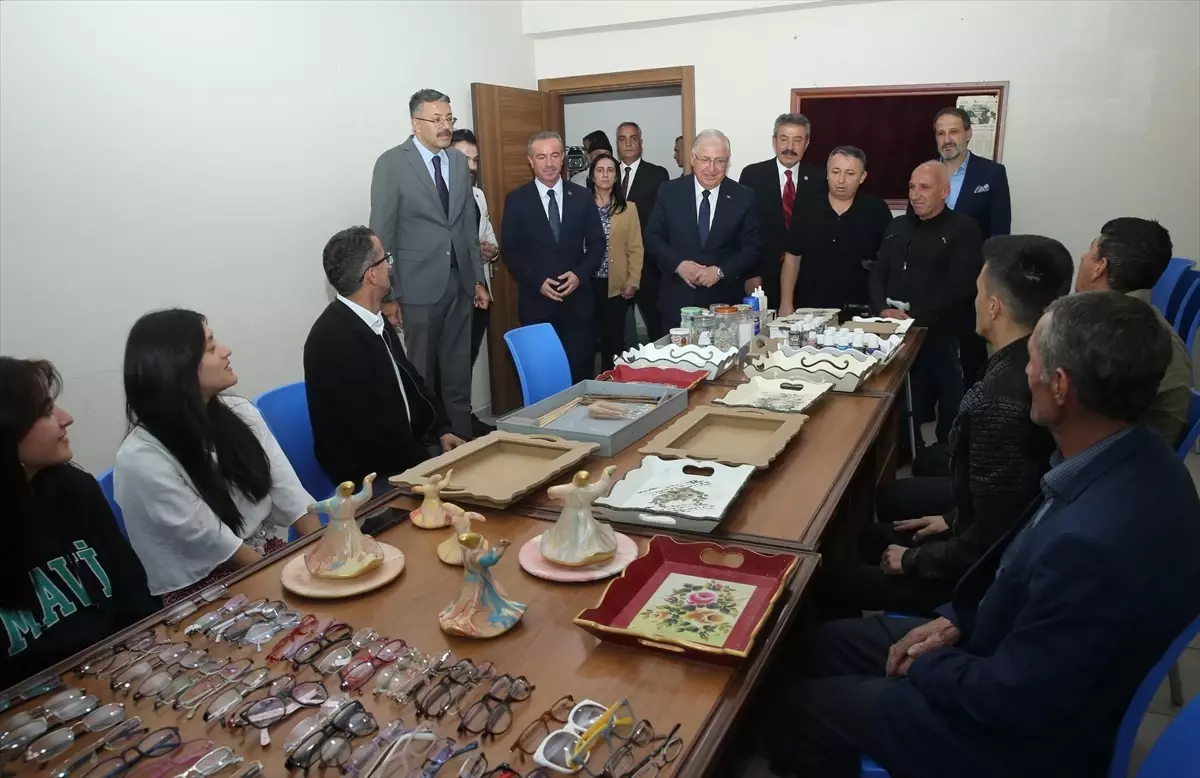 Bakan Güler Hakkari\'de Gençlerle Bir Araya Geldi