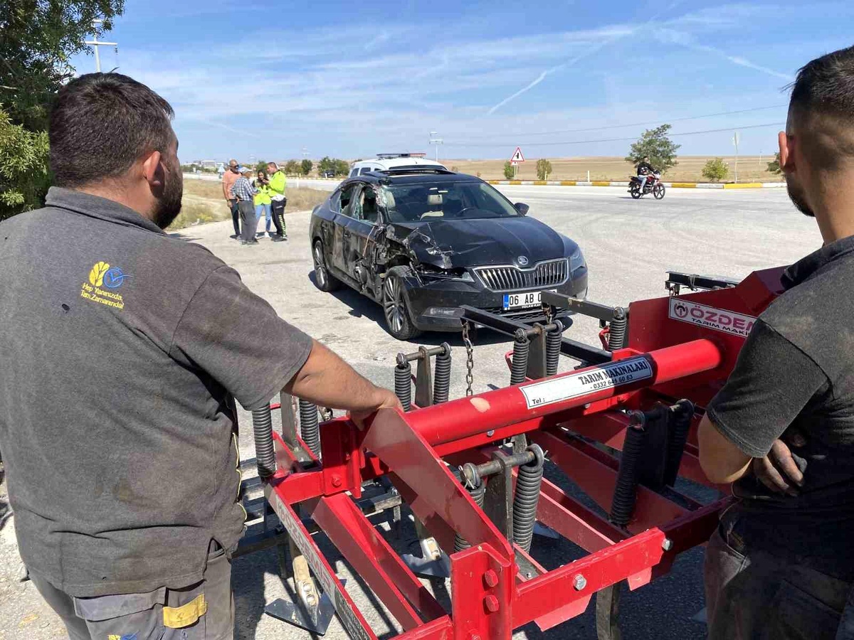 Otomobil Traktöre Çarptı