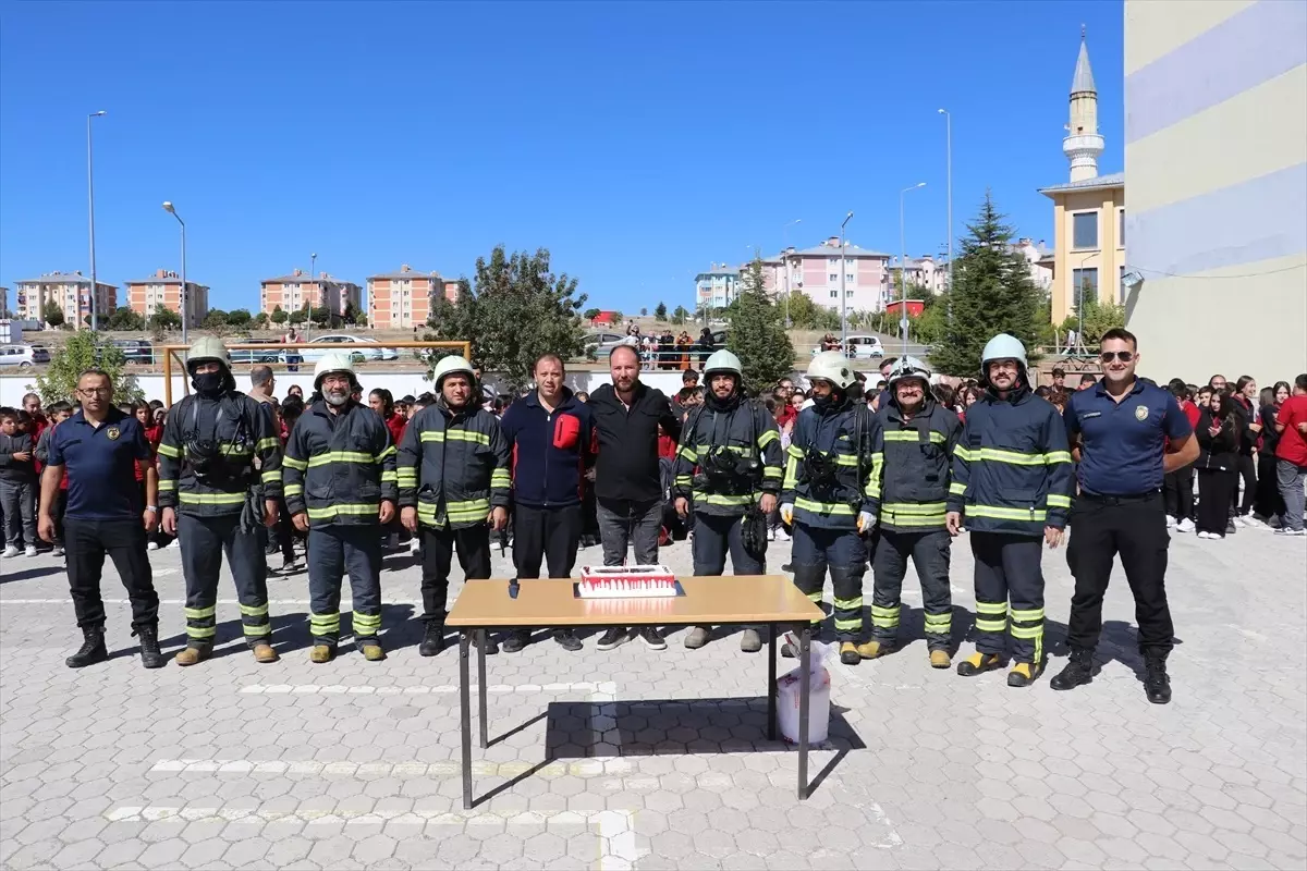 Öğrencilerden İtfaiyecilere Sürpriz Kutlama