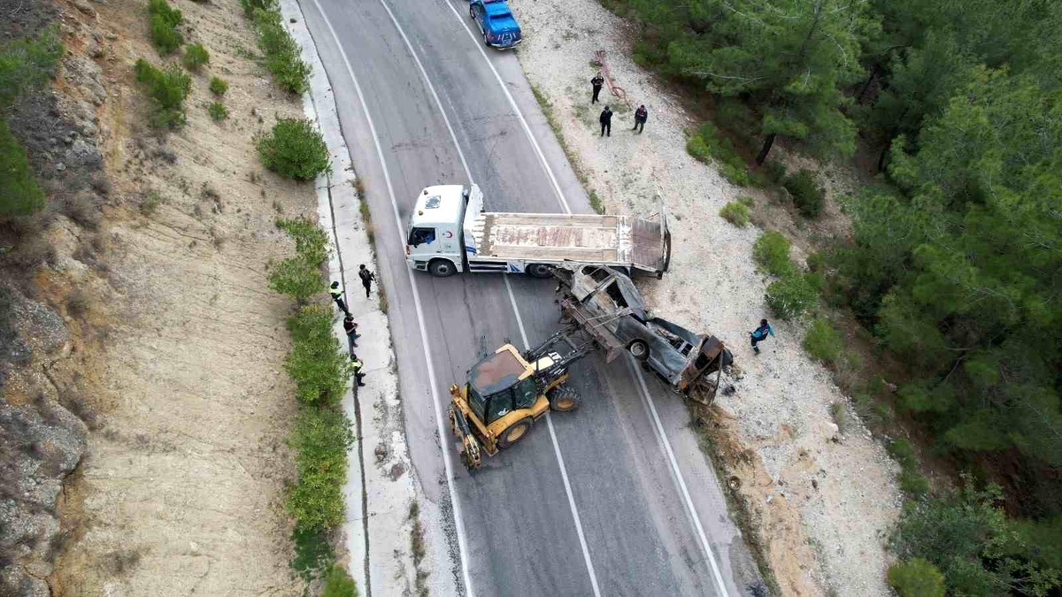 Adana\'da Minibüs Kazası: 4 Ölü