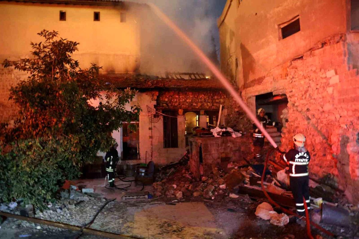 Antakya\'daki metruk bina yangını söndürüldü