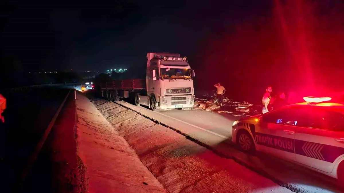 Bandırma\'da Tır Kazası: İki Şoför Yaralandı, Yol Kapandı