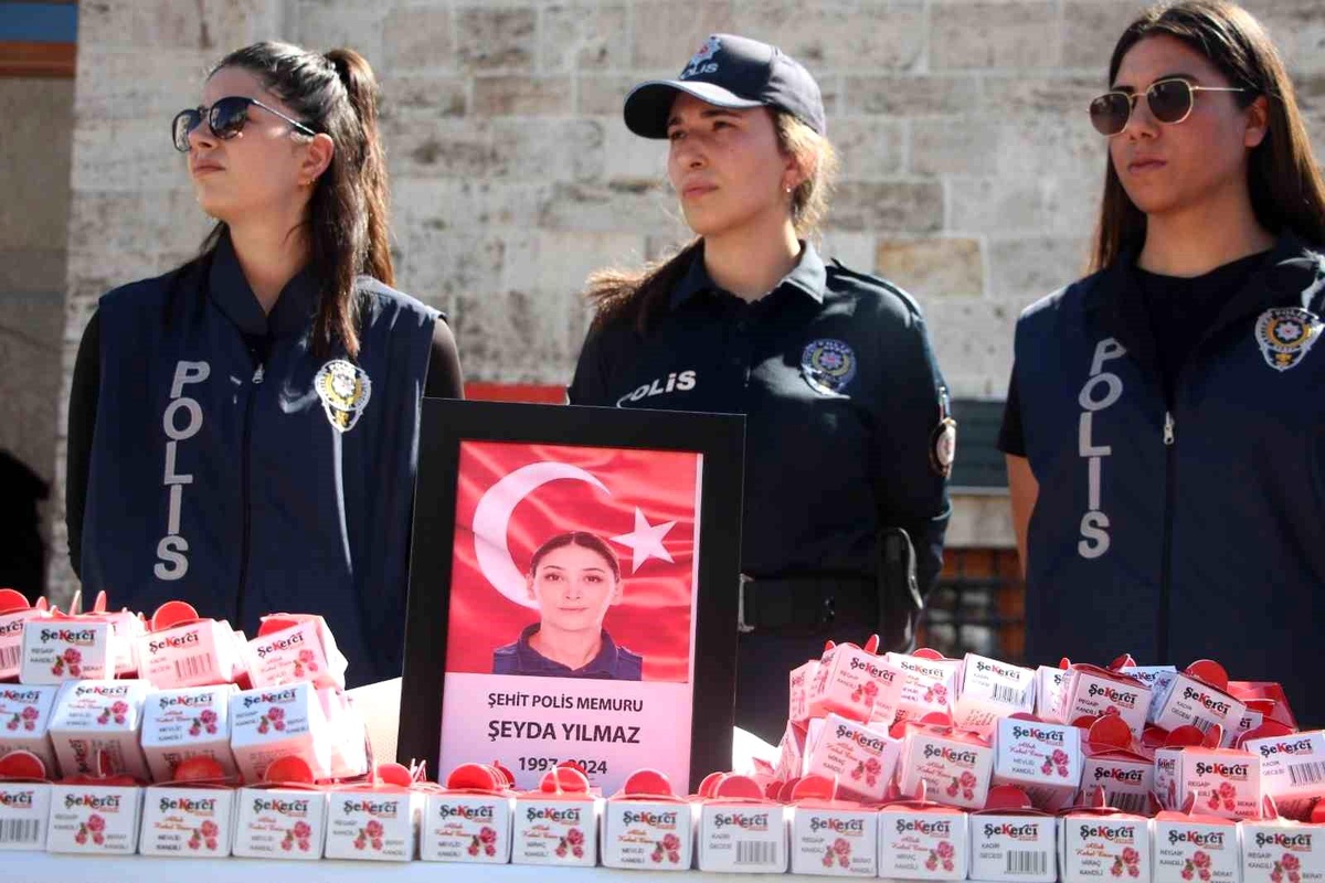 Şehit Polis Yılmaz İçin Lokum Dağıtıldı
