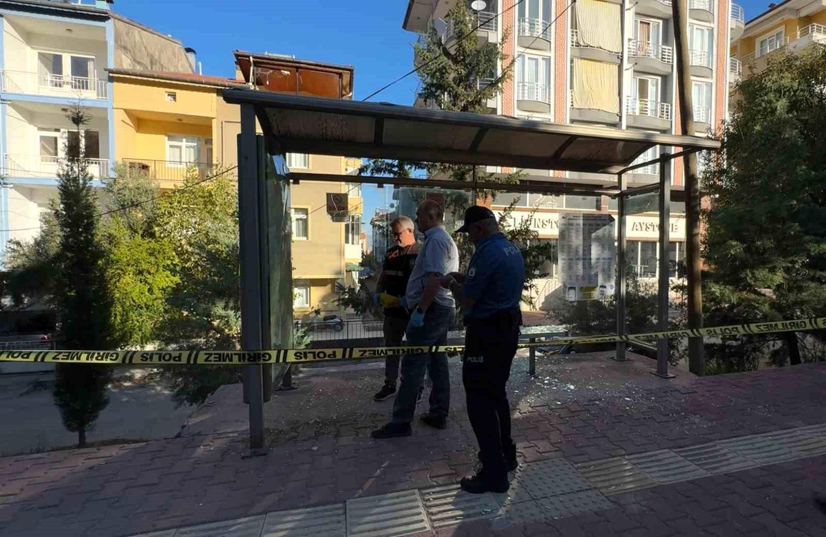 Burdur\'da Otobüs Durağında Silahlı Saldırı