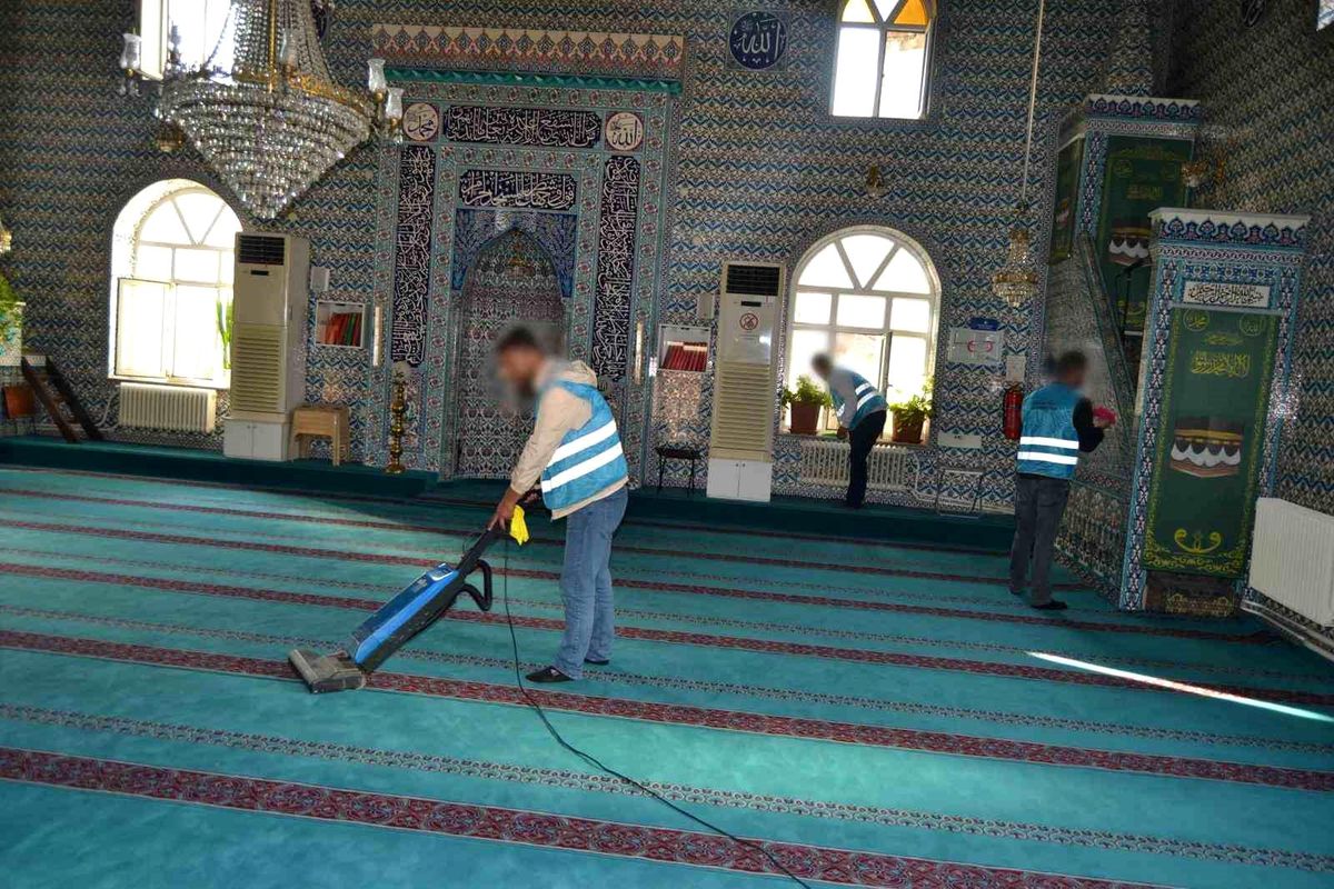 Bursa\'da Hükümlüler Camileri Temizledi