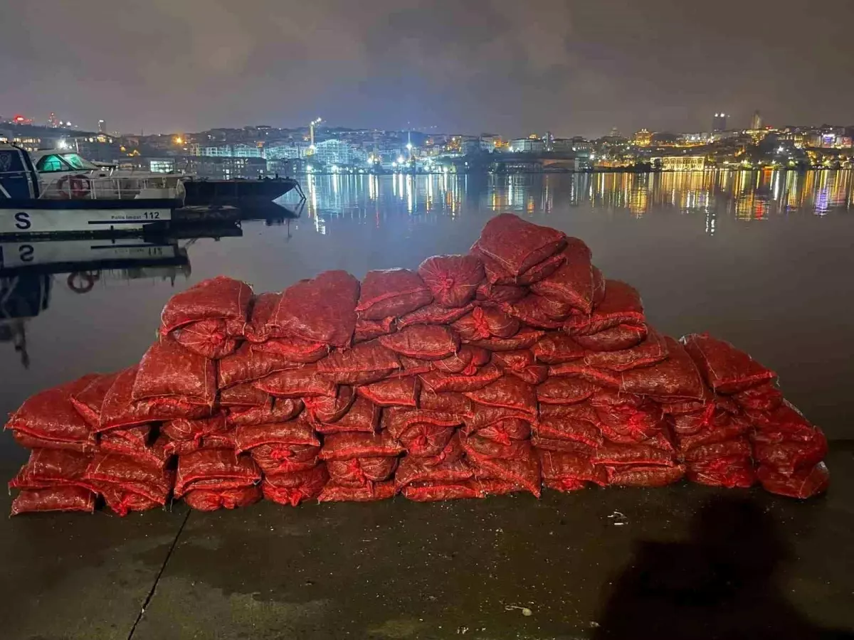 Eminönü\'nde 3 Ton Kaçak Midye Operasyonu