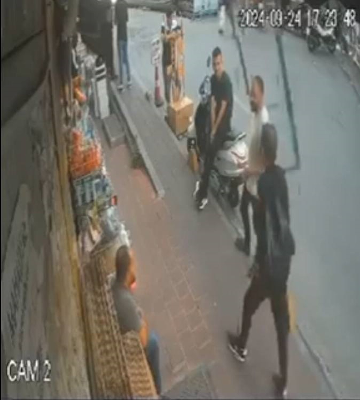 Kaldırıma Cam Çerçeve Düştü