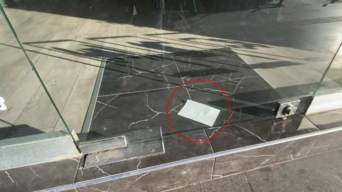 Sabah dükkanını açan esnaf, kapıya konan siftah zarfıyla şaşırdı